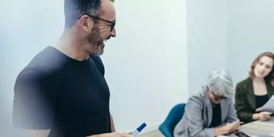 En mann smiler. Foto