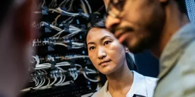 En dame ser på en mann. Foto