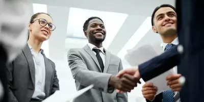 En mann tar en annen mann i hånden. Foto