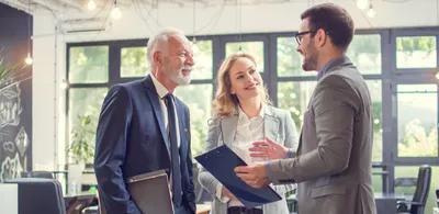 Folk som snakker sammen om parallellimport